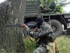 На Донеччині бойовики вкрали у фермера 4 авто, гроші та зброю 