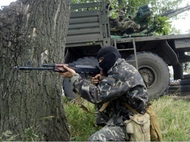 На Донеччині бойовики вкрали у фермера 4 авто, гроші та зброю 