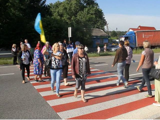Женщины заблокировали движение на трассе международного значения Киев-Чоп (Фото. Видео)