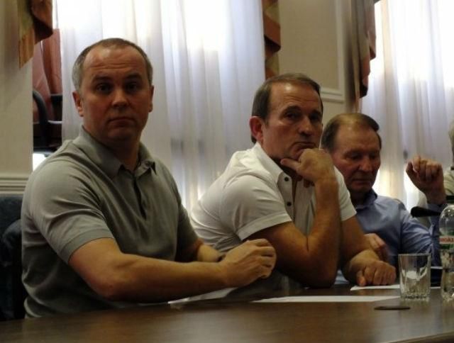 У Медведчука кажуть, що його про участь у переговорах попросив Порошенко У Медведчука кажуть, що його про участь у переговорах попросив Порошенко