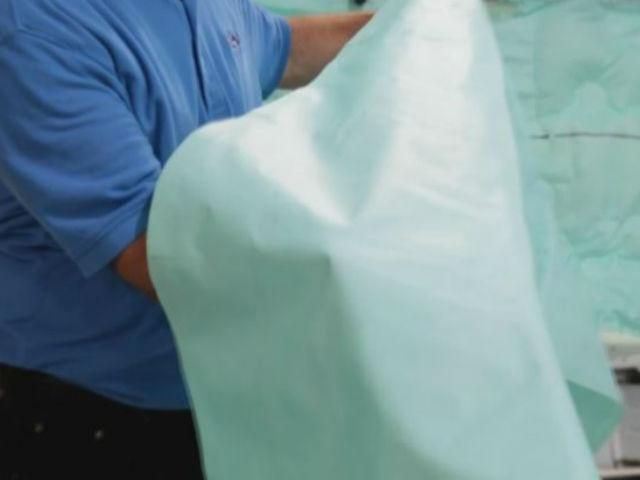 Ford розробив ейрбег для колін пасажира, який кріпиться за кришкою бардачка Ford розробив ейрбег для колін пасажира, який кріпиться за кришкою бардачка