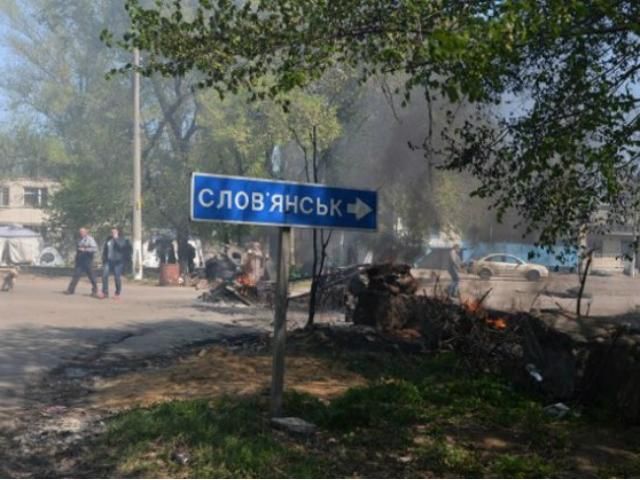 Местные жители сообщают, что в Славянске боевики обстреляли позиции силовиков
