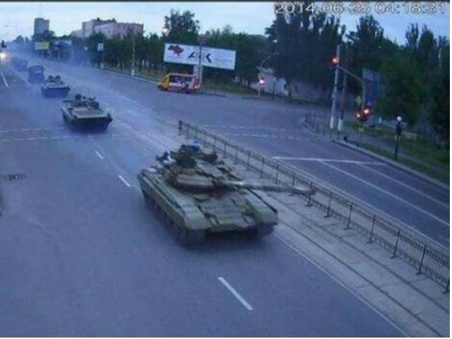Луганськом проїхала колона військової техніки (Фото) 