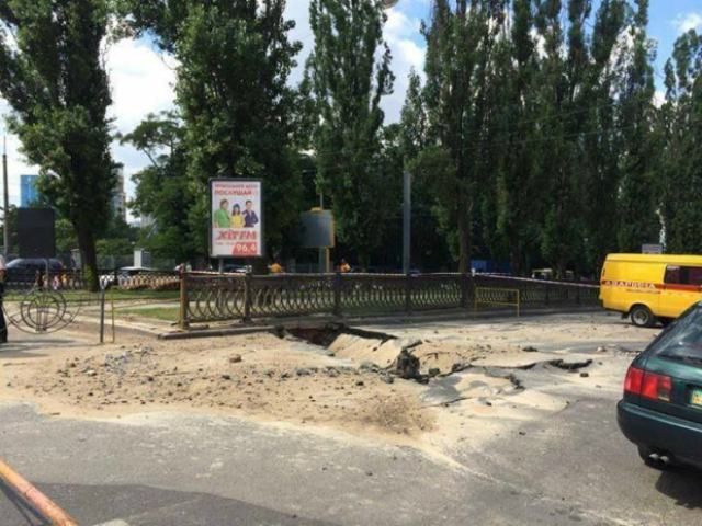 У Києві стався прорив тепломагістралі (Фото. Відео) У Києві стався прорив тепломагістралі (Фото. Відео)