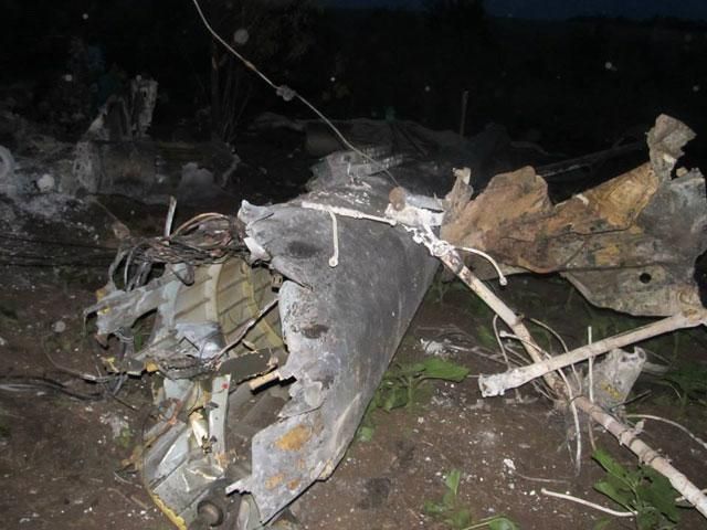 Слідчі прибули на місце падіння збитого Мі-8 (Фото) Слідчі прибули на місце падіння збитого Мі-8 (Фото)