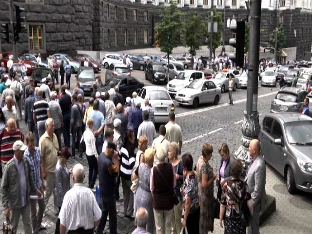 В Киеве в знак протеста чернобыльцы перекрыли улицу Грушевского В Киеве в знак протеста чернобыльцы перекрыли улицу Грушевского