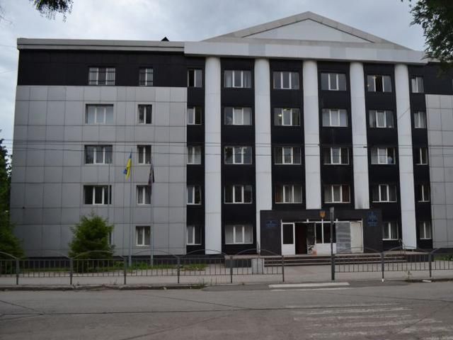 На будівлі прокуратури в Маріуполі вивісили синьо-жовтий прапор На будівлі прокуратури в Маріуполі вивісили синьо-жовтий прапор