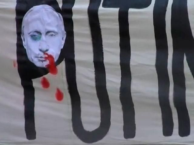 Чехи заспівали “Путін х**ло” під російським посольством (Відео)