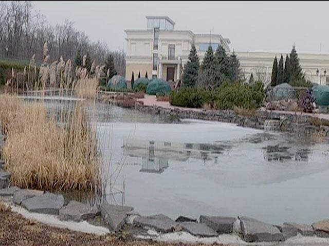 Самооборона зробила платний вхід на територію Межигір'я Самооборона зробила платний вхід на територію Межигір'я