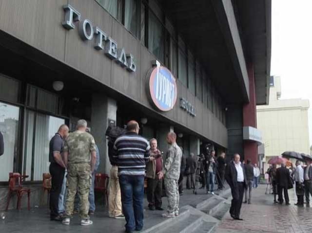 В Киеве активисты штурмовали собрание Совета профсоюзов