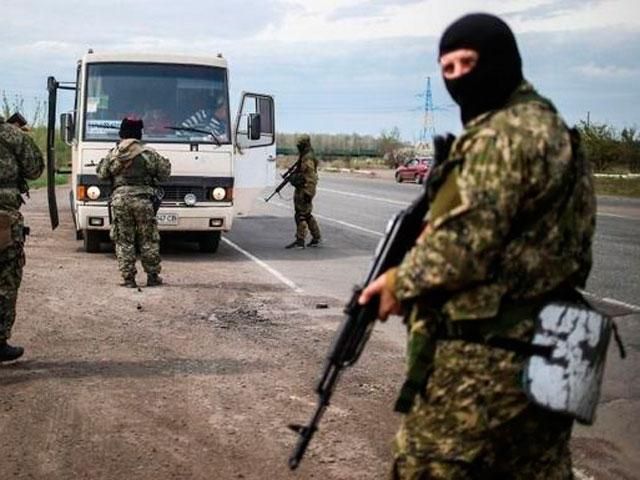 Террористы обстреляли блокпост в Красном Лимане, один военный ранен Террористы обстреляли блокпост в Красном Лимане, один военный ранен