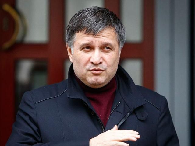 Нацгвардейцы уничтожили танк террористов под Славянском, - Аваков Нацгвардейцы уничтожили танк террористов под Славянском, - Аваков