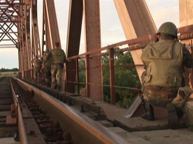 Військові охороняють залізницю на сході України