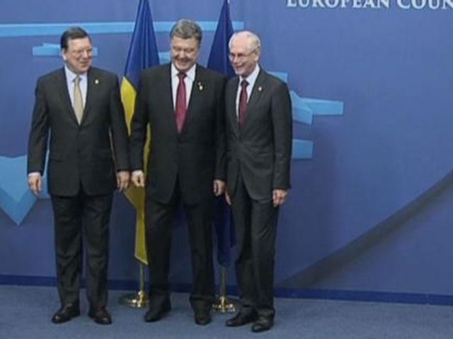 Порошенко підписав Угоду ручкою з Вільнюса (Відео) Порошенко підписав Угоду ручкою з Вільнюса (Відео)