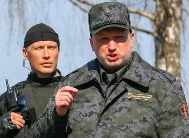 Наши военные в Крыму должны были применять оружие в ответ, — Турчинов