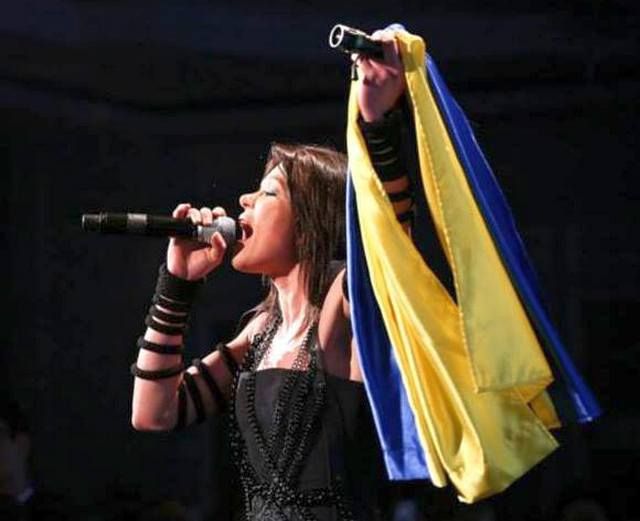На фестиваль у Румунії на знак підтримки України люди прийшли з українськими прапорами (Відео)