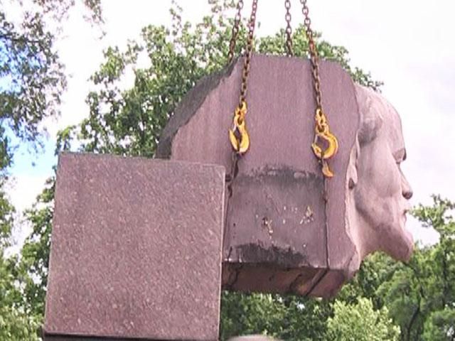 В Дніпропетровську демонтували ще одного Леніна В Дніпропетровську демонтували ще одного Леніна