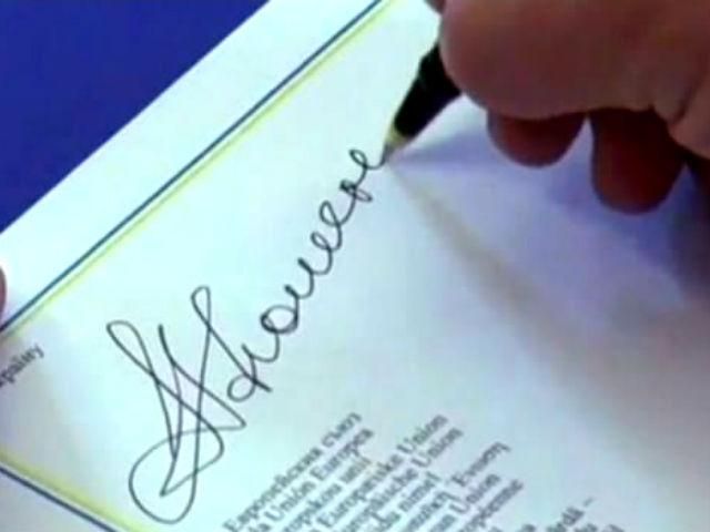 Найяскравіші кадри 27 червня: підписання Угоди про асоціацію, похорон Плюща Найяскравіші кадри 27 червня: підписання Угоди про асоціацію, похорон Плюща