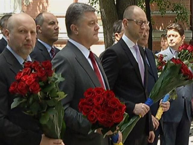 Президент и чиновники приняли участие в церемонии празднования Дня Конституции