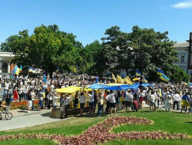 Одесситы массово одели вышиванки и празднуют День Конституции (Видео) Одесситы массово одели вышиванки и празднуют День Конституции (Видео)