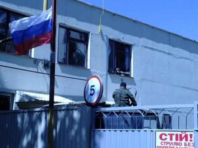 В Донецке без боя сдали в/ч, некоторые солдаты перешли на сторону террористов (Видео)