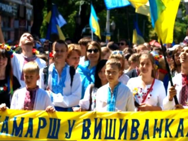 Найяскравіші кадри 28 червня: мегамарш вишиванок в Одесі, парад вояк усіх часів у Львові