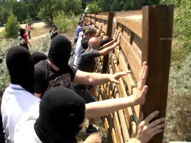Ляшко розвалив незаконно встановлені паркани на берегах Дніпра (Відео)