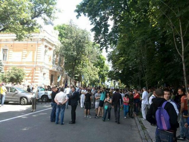 Мітинг на Банковій: від Порошенка вимагають відновити АТО Мітинг на Банковій: від Порошенка вимагають відновити АТО