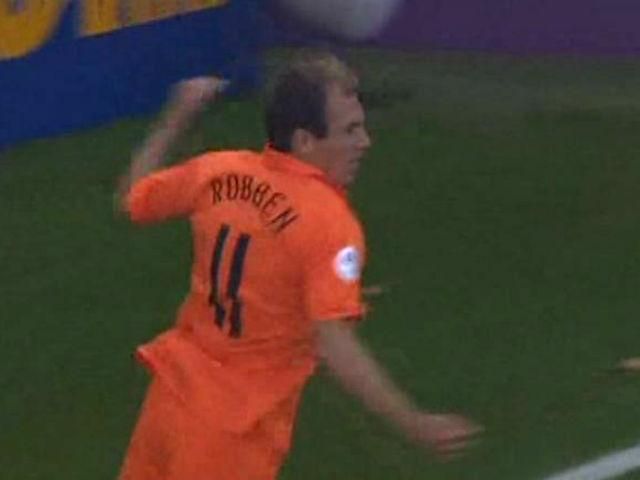 Роббен - благодаря футбольному эгоизму его считают один из лучших полузащитников современности Роббен - благодаря футбольному эгоизму его считают один из лучших полузащитников современности