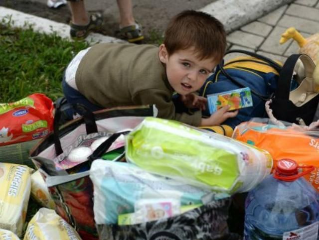 Йдуть колони, вивозять літаками, — у Росії пишуть про потік біженців з України