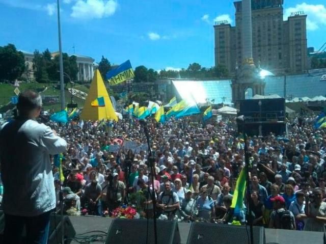 Віче на Майдані вимагає ввести воєнний стан і усунути Медведчука від переговорів Віче на Майдані вимагає ввести воєнний стан і усунути Медведчука від переговорів