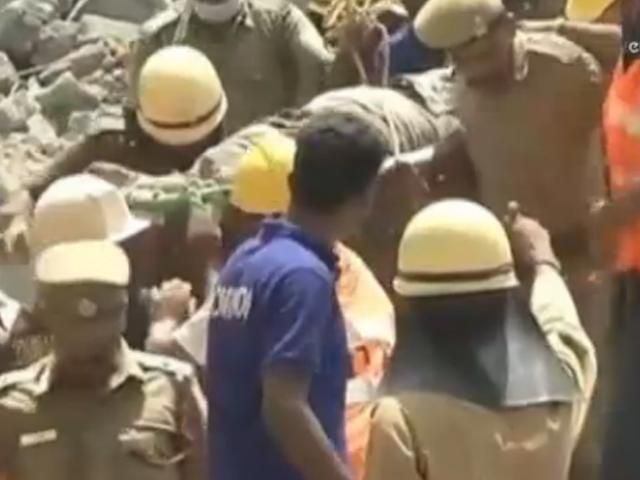 В Індії обвалилося одразу два будинки: загинуло щонайменше 20 людей В Індії обвалилося одразу два будинки: загинуло щонайменше 20 людей