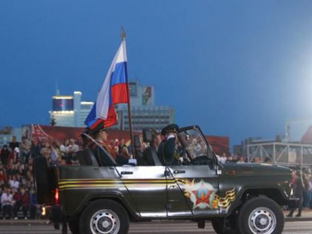 У Мінську танки, військова техніка і російський триколор (Фото) У Мінську танки, військова техніка і російський триколор (Фото)