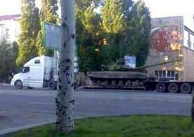Терористи вільно завозять танки у Луганськ, — журналіст (Фото)