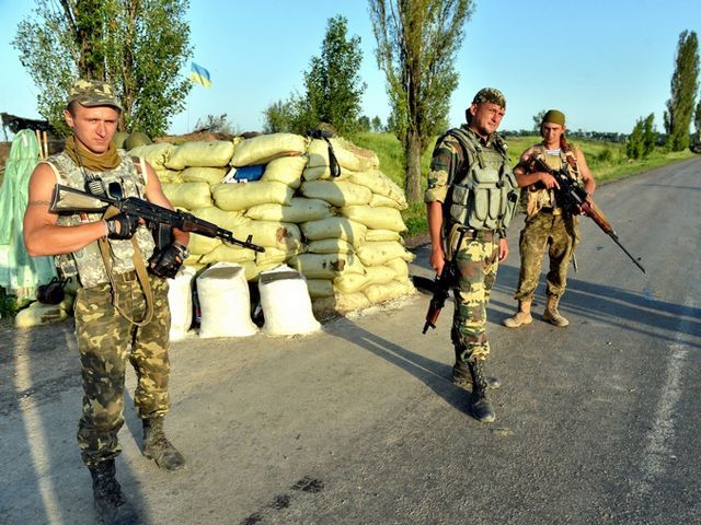 Минобороны усилило охрану складов оружия на востоке Украины Минобороны усилило охрану складов оружия на востоке Украины