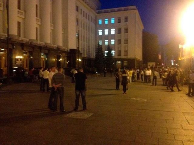 Под АП активисты ждут решения Порошенко относительно АТО (Фото)