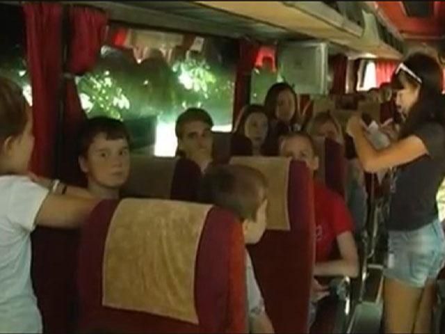 З Луганська евакуювали близько сорока дітей З Луганська евакуювали близько сорока дітей