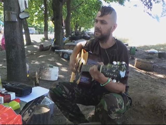Солдати під Слов'янськом піднімають бойовий дух піснею (Відео)