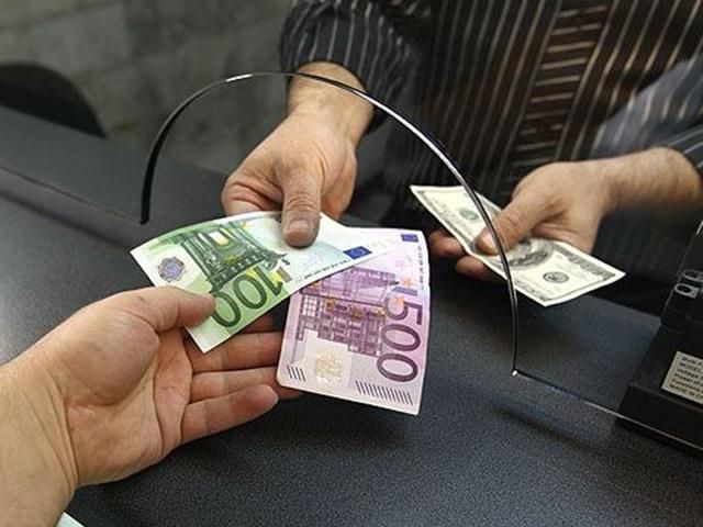 Долар подешевшав, євро зріс — курси валют на 1 липня