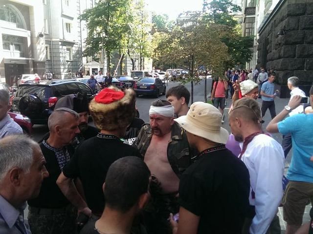 Под зданием комитетов Верховной Рады произошла стычка, есть раненые (Фото) Под зданием комитетов Верховной Рады произошла стычка, есть раненые (Фото)