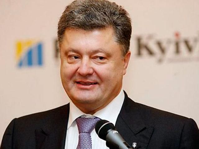 Порошенко поздравил силовиков с возвращением контроля над "Довжанским"