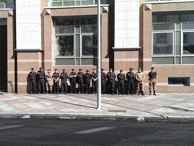 З-під парламенту потрохи розходяться мітингувальники (Фото)