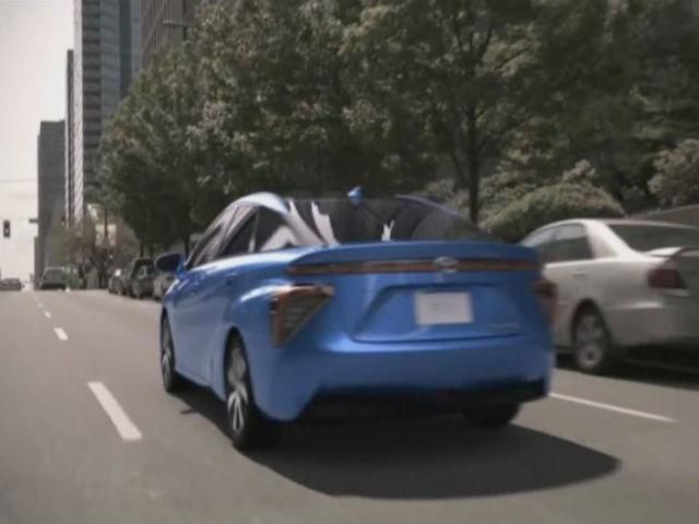 Компания Toyota представила первый серийный автомобиль на водороде