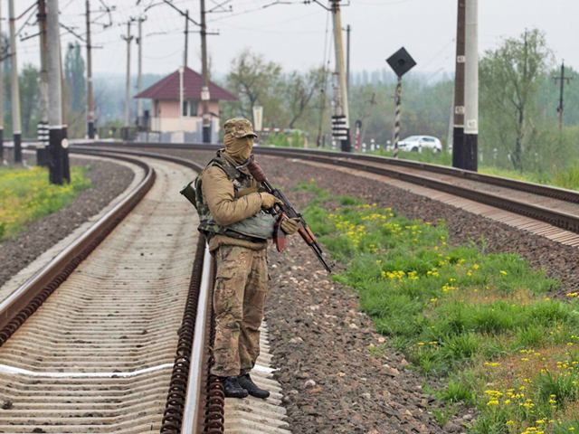 Террористы взорвали пути прямо под поездом