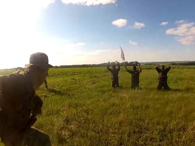 Терористи добровільно здаються українським військовим (Відео)