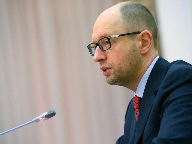 Завтра парламент рассмотрит изменения в Конституцию, — Яценюк