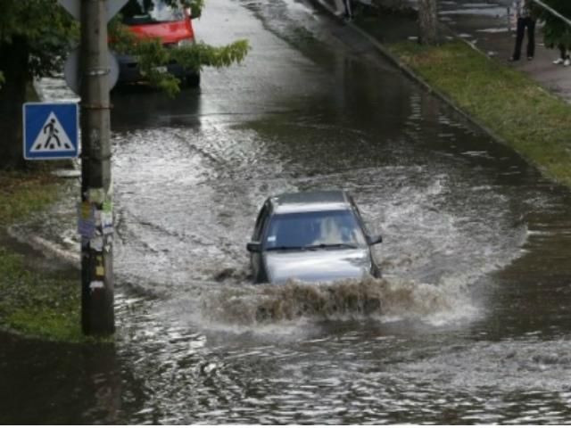 Из-за сильного ливня столичные улицы превратились в реки (Фото) Из-за сильного ливня столичные улицы превратились в реки (Фото)
