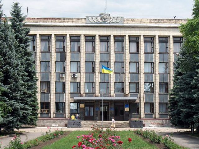 У Селидовому на виконкому міськради вивішали державний прапор України