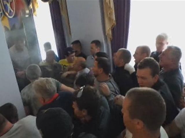 В Хмельницком во время сессии облсовета избили губернатора