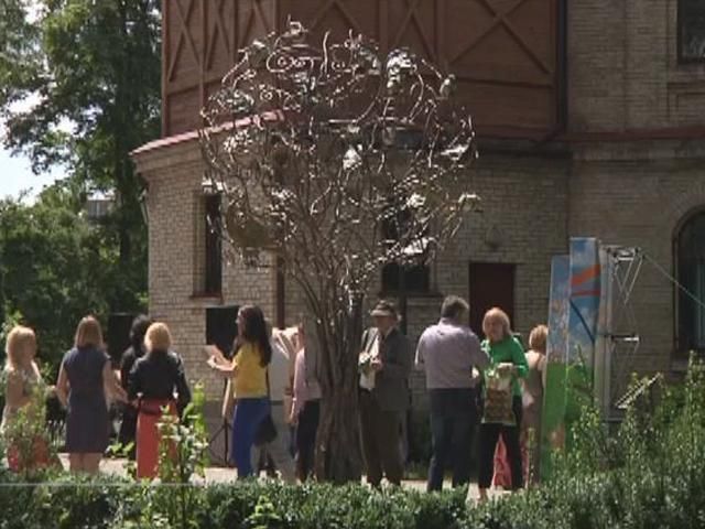 В Киеве "выросло" Дерево желаний В Киеве "выросло" Дерево желаний